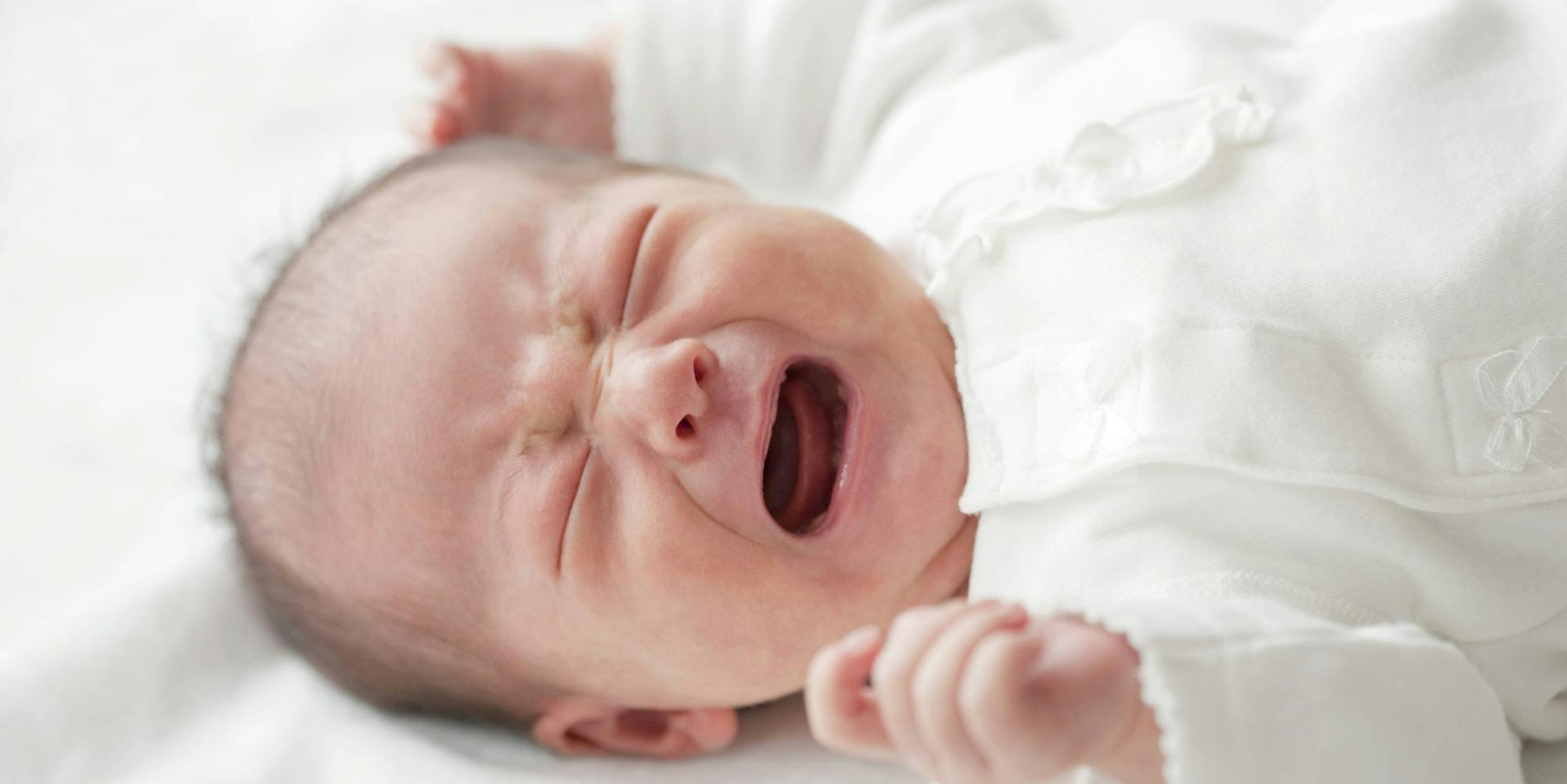 Neugeborenes Baby schreit imago