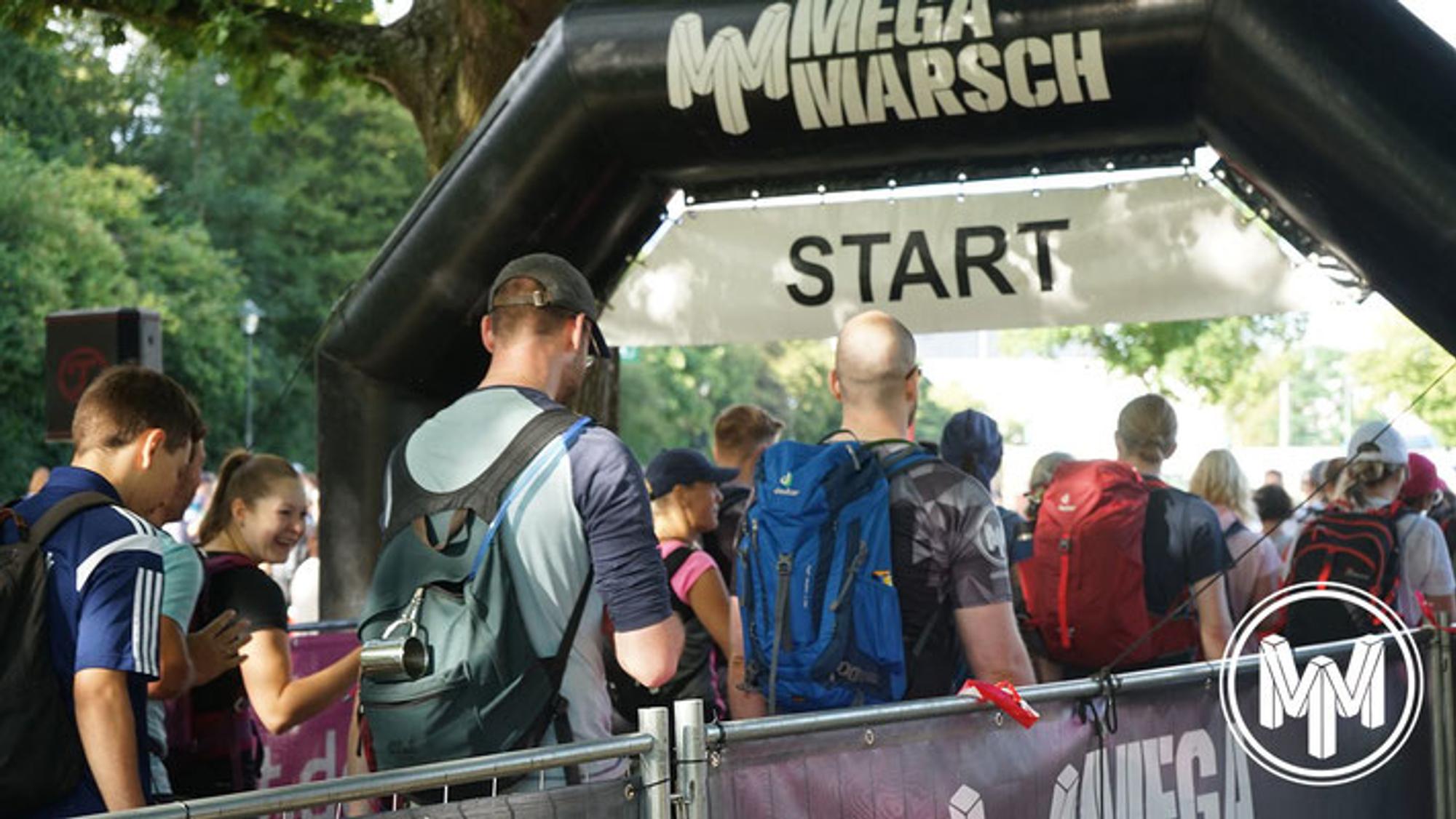 Teilnehmende reihen sich vor dem Start des MegaMarschs auf.