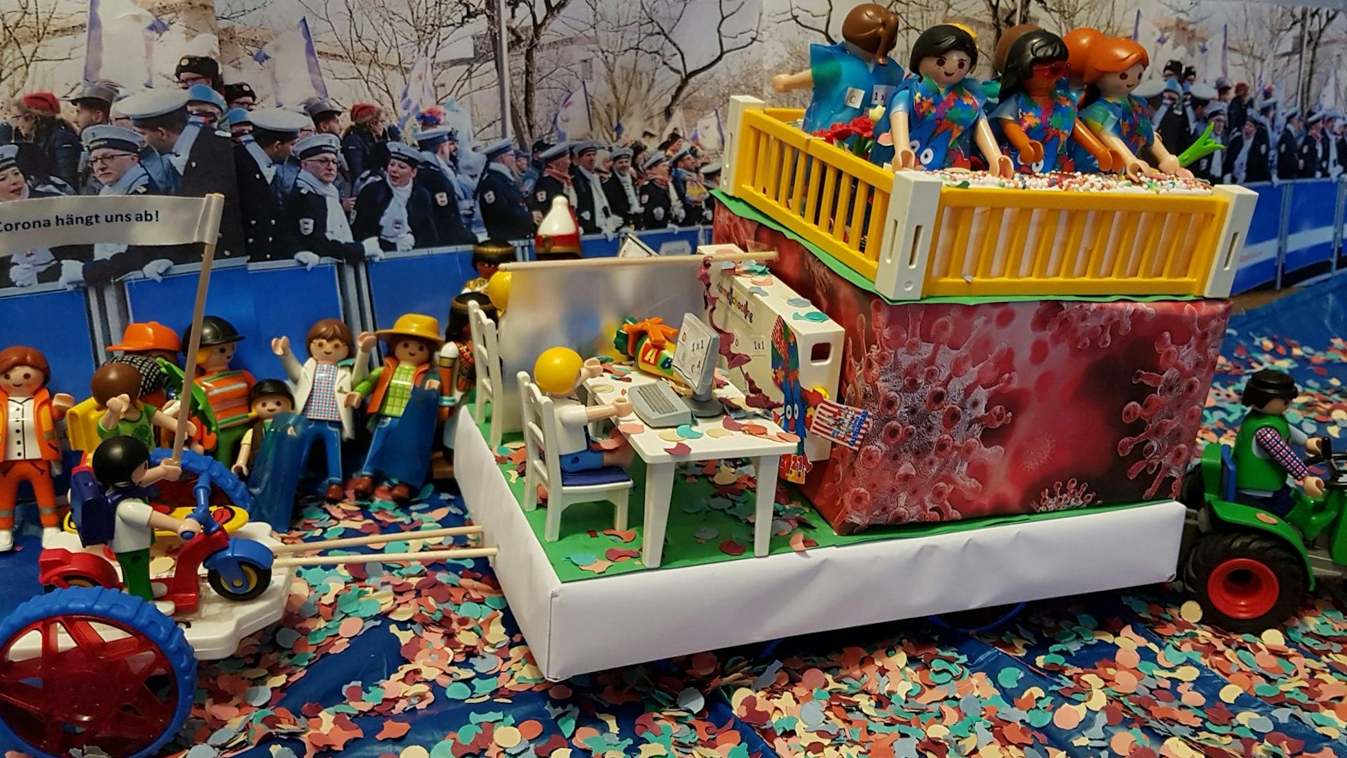 Elora hat aus Playmobil einen Wagen zum Thema „Homeschooling“gebaut. Ein zweiter Wagen mit der Aufschrift „Corona hängt uns ab“ fährt hinterher.