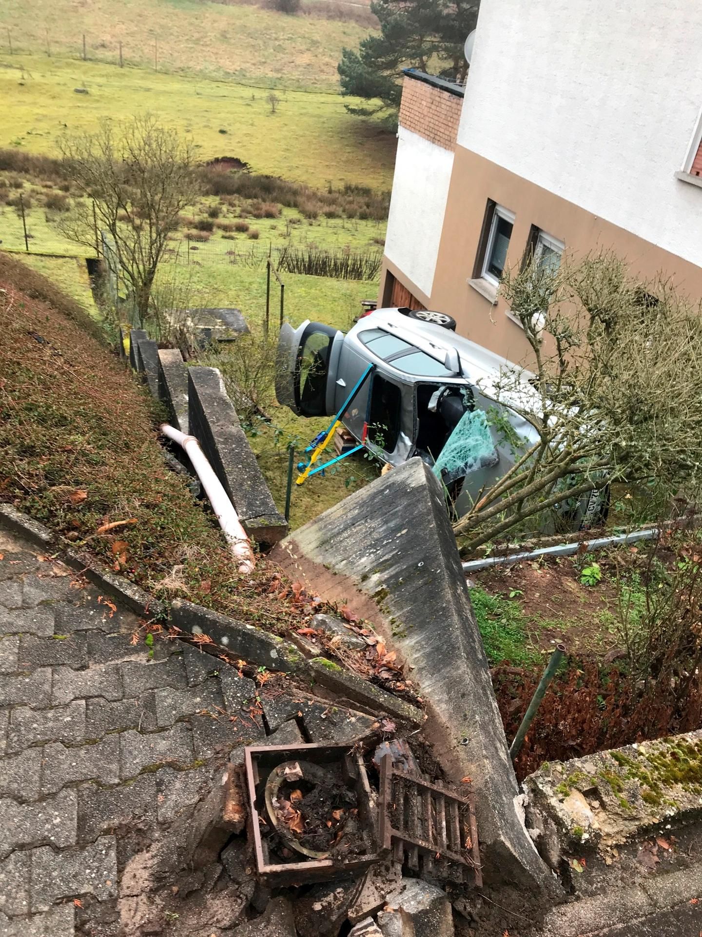 Auto im Garten