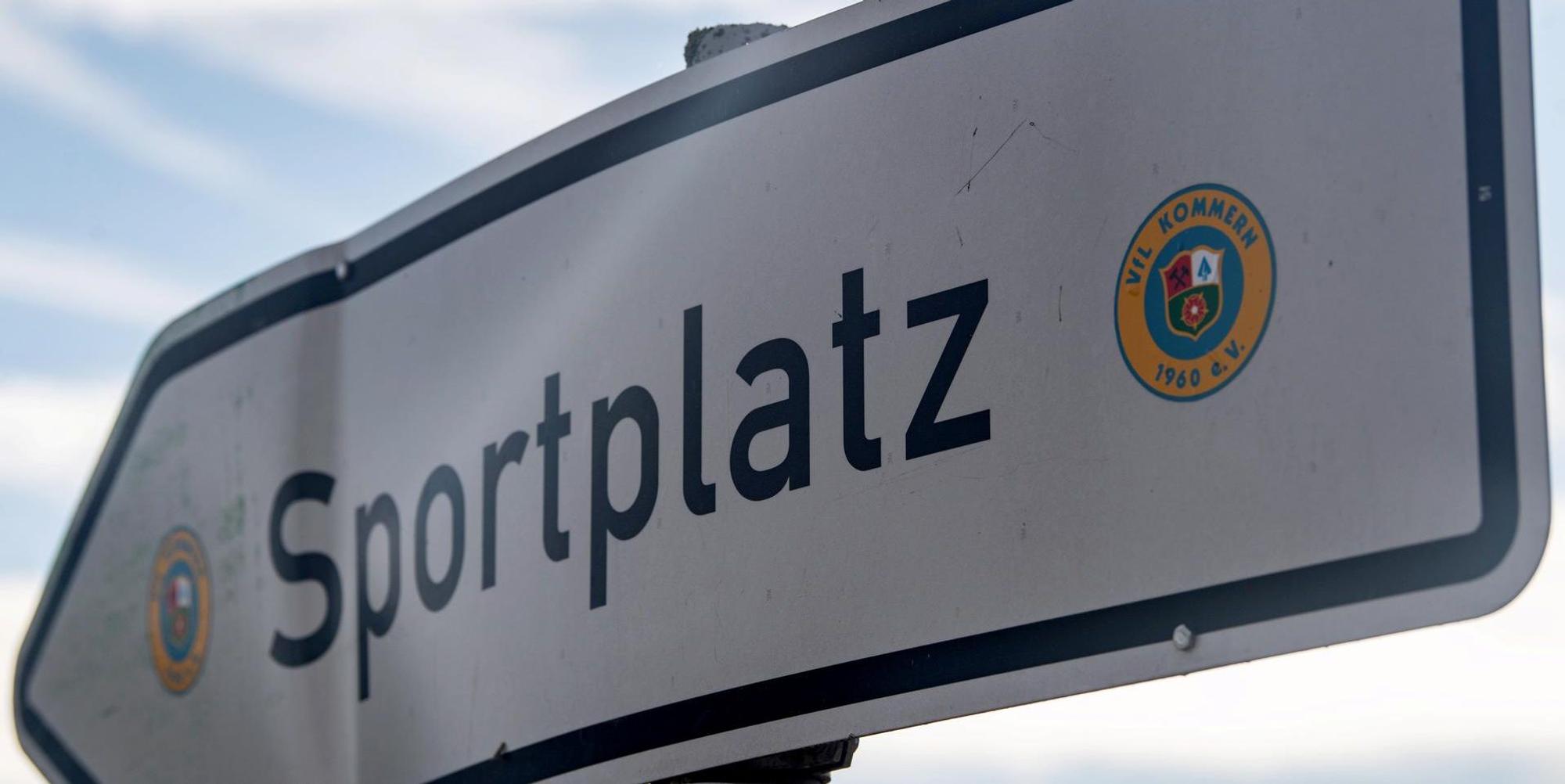 Sportplatz schild