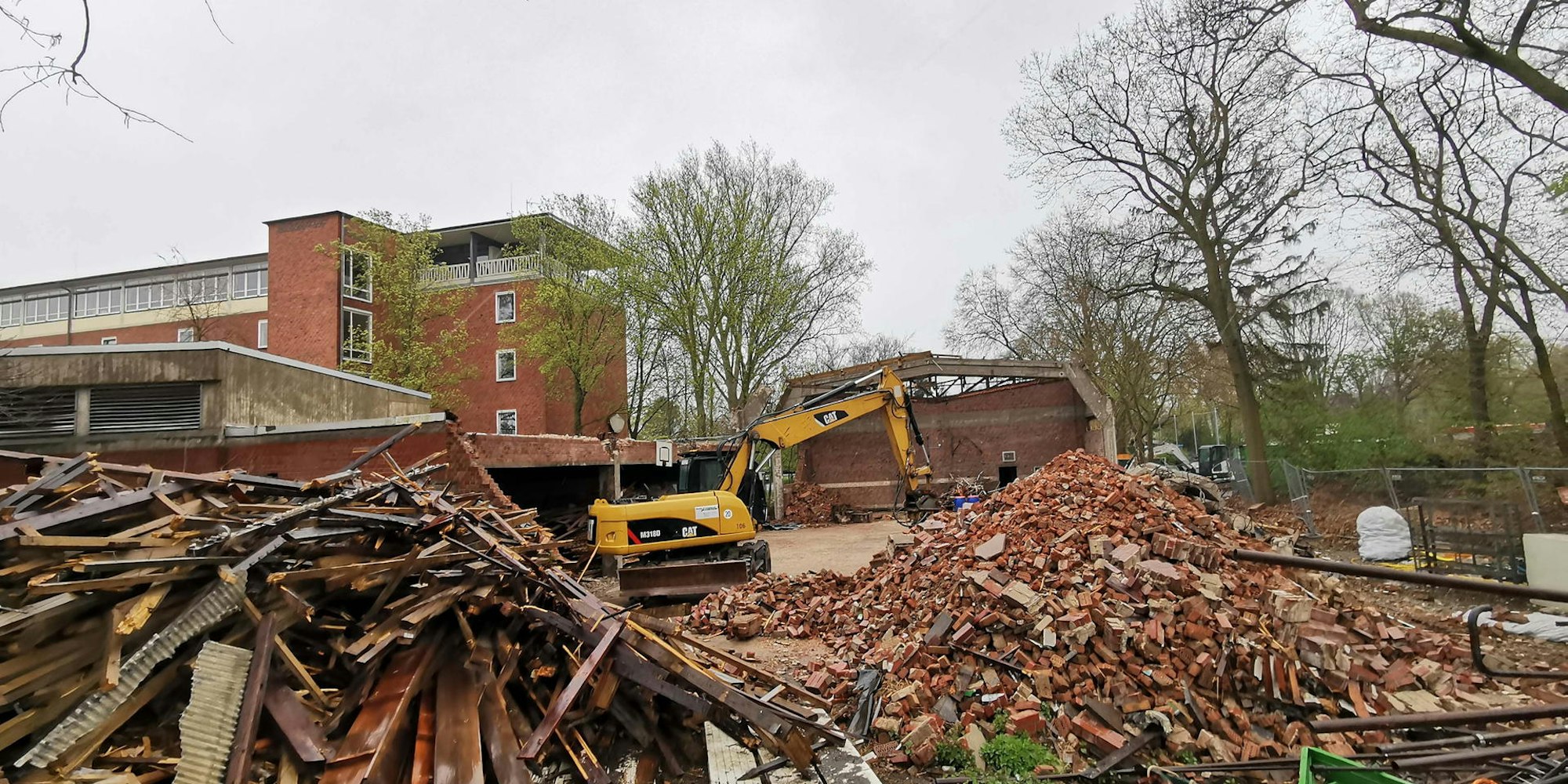 nab220404_Abriss_Turnhalle_01