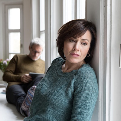 Frau schaut enttäuscht Mann desinteressiert