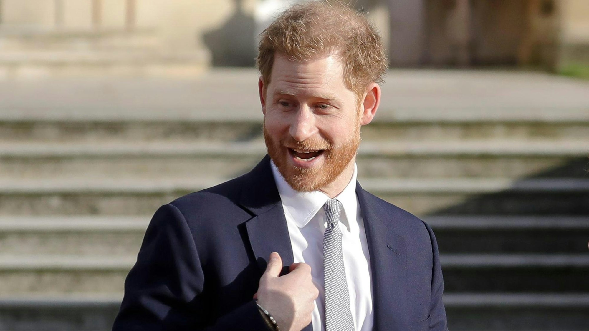 Prinz Harry lacht.