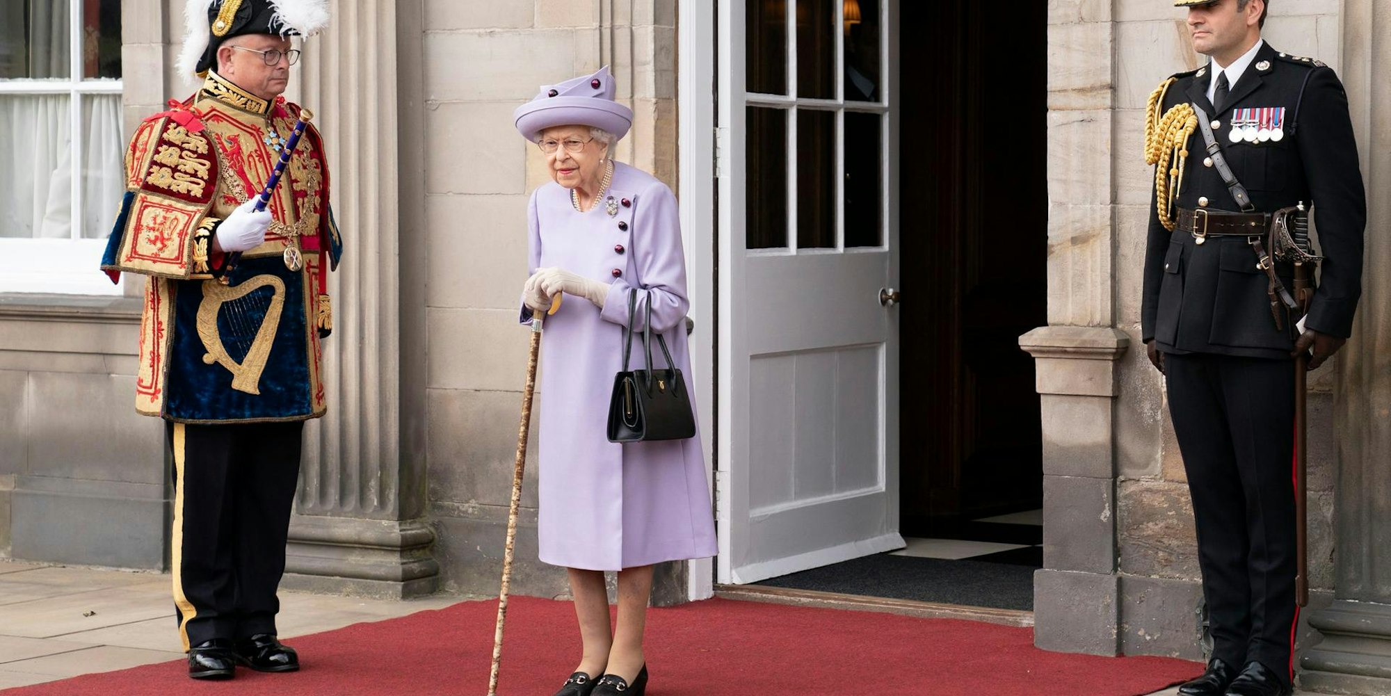 Queen vor Haus