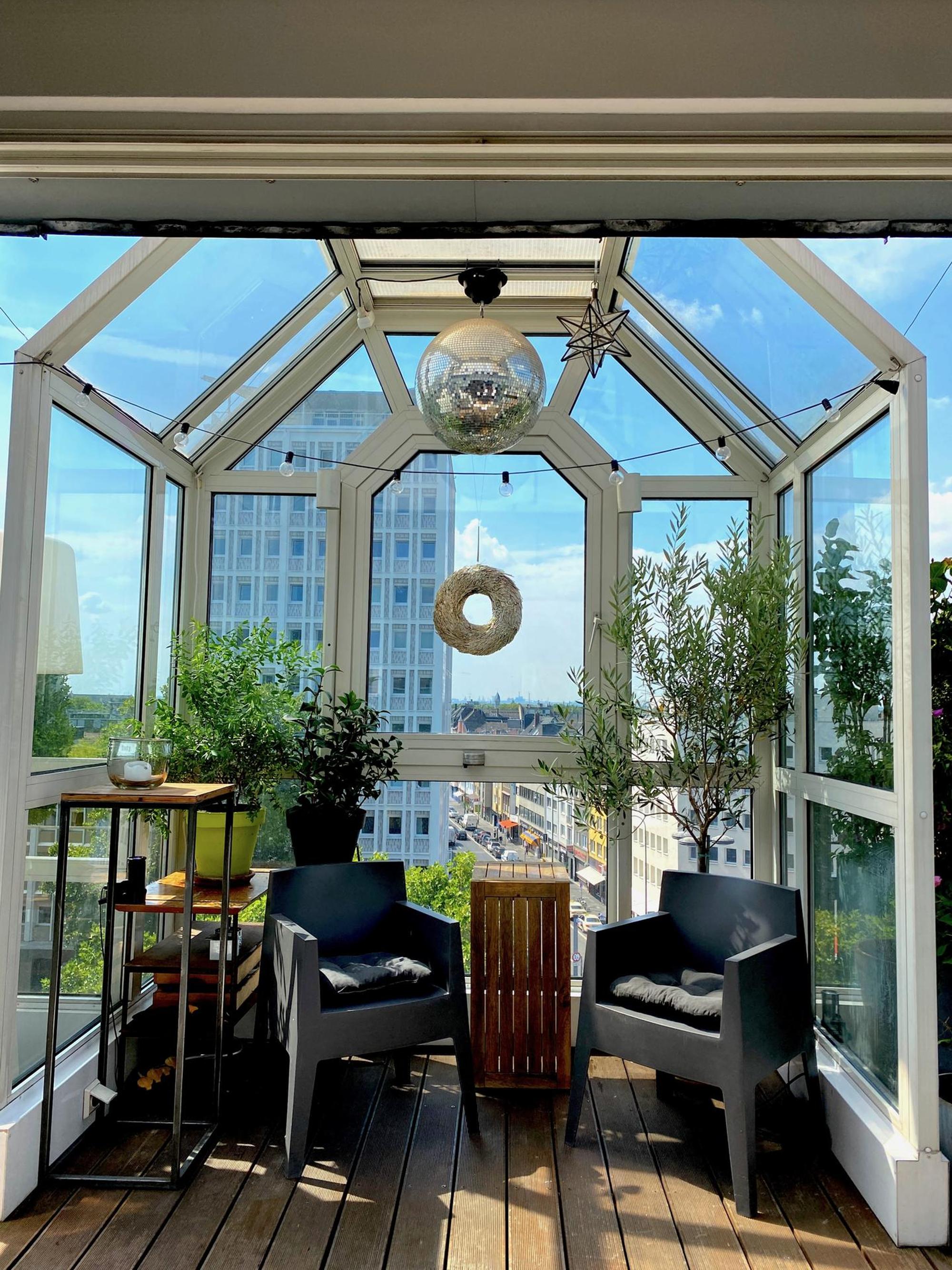 Der Wintergarten im Penthouse mit urbanem Blick