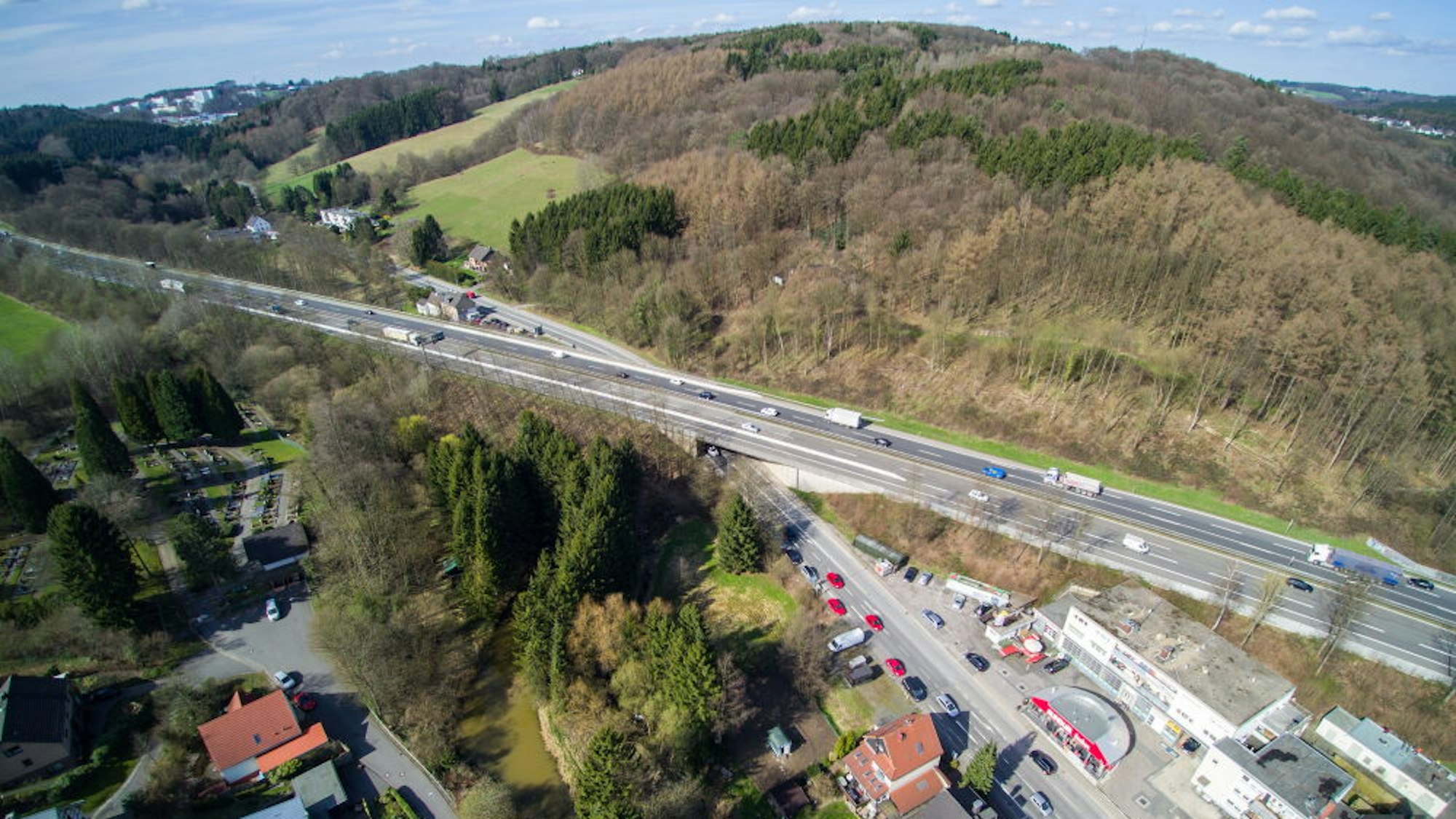 Am Ortseingang von Untereschbach führt die Brücke der A4 schräg über die Landstraße von Bensberg nach Overath.