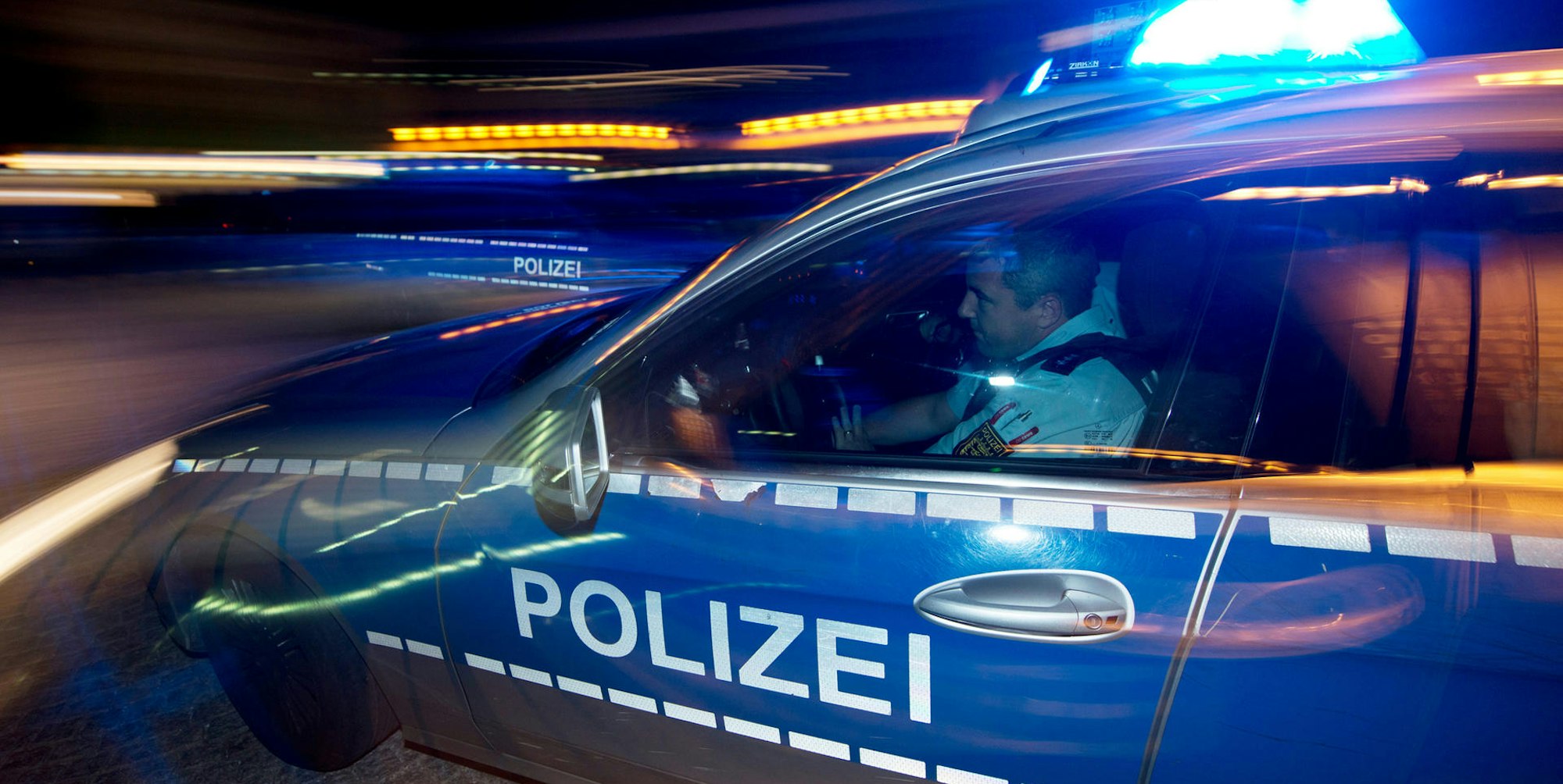 Polizei Streifenwagen Symbolbild 8