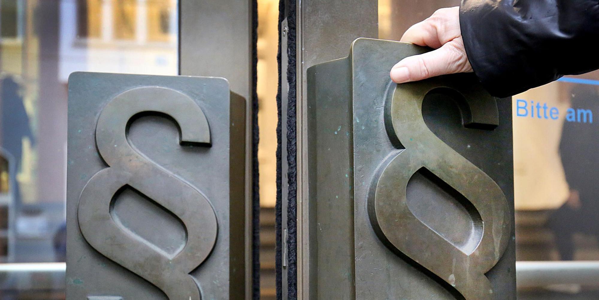 Prozess_in_Bonn_Landgericht_Tuer