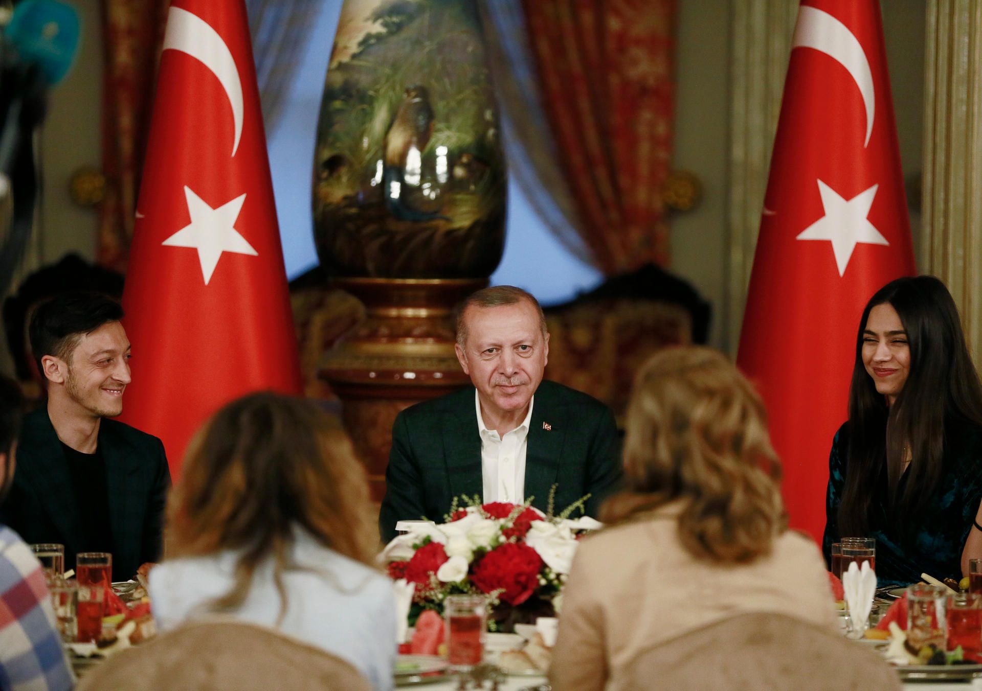 Erdogan und Özil mit Verlobter (1)