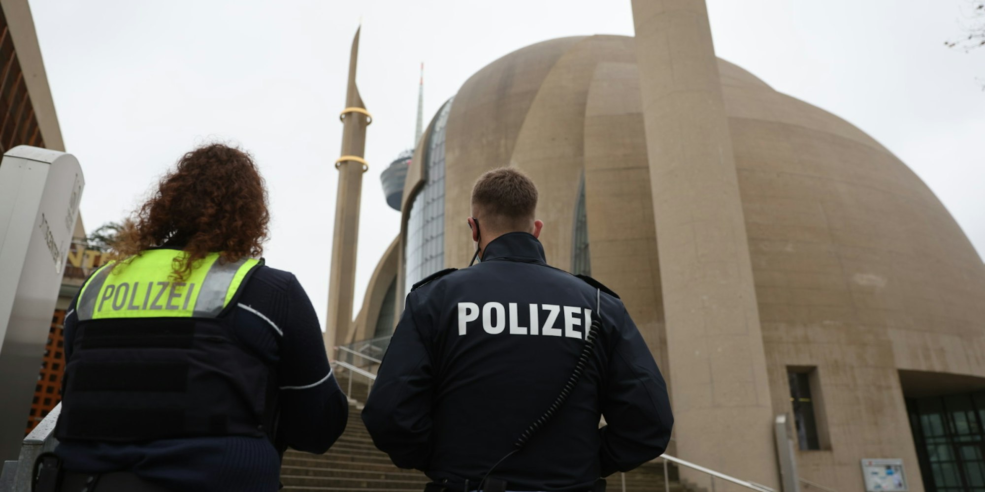 Brandanschlag Moschee Beamte