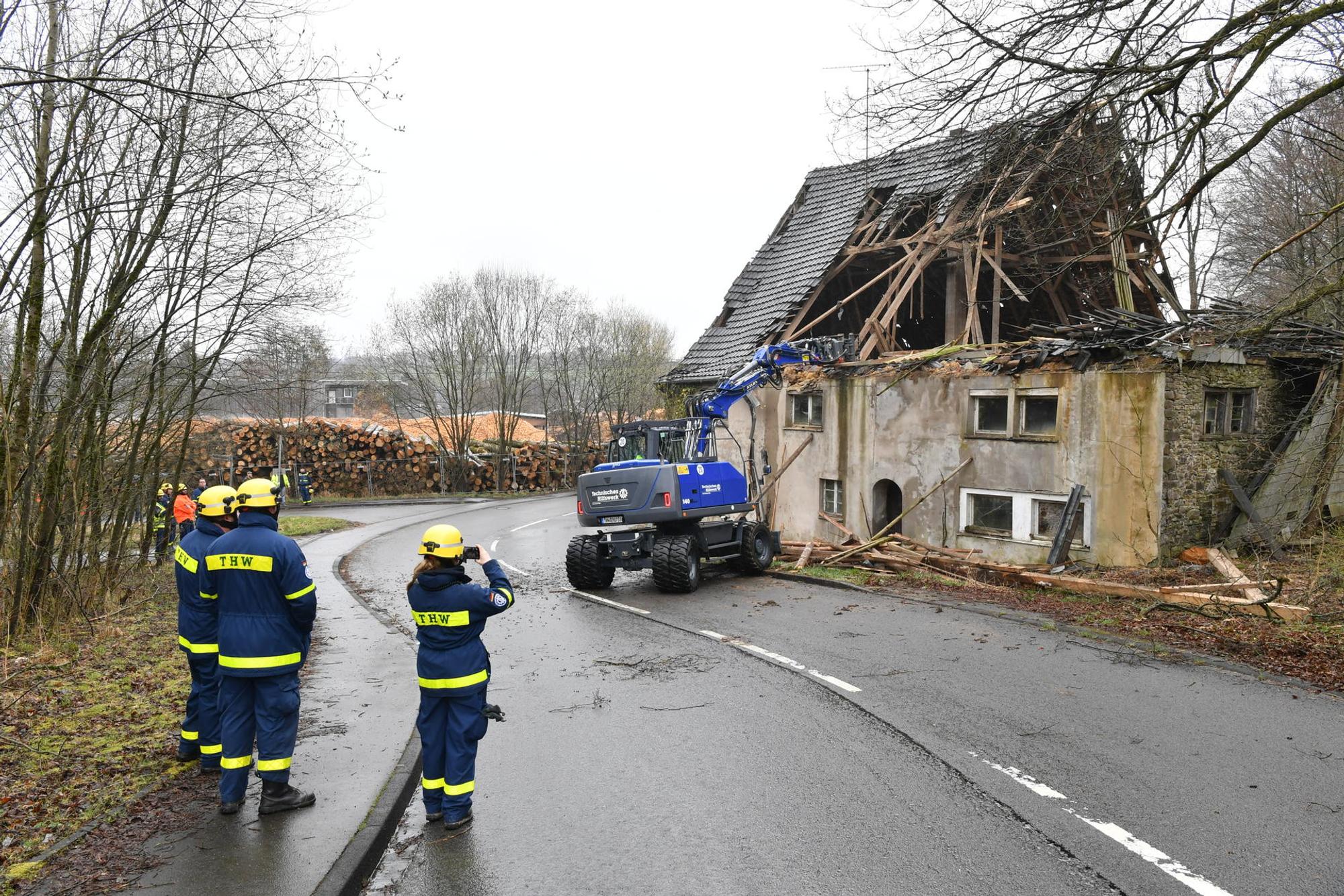 20220331_OWN_Abbruch+haus+schlieper+niederklüppelberg+durch+THW_OWL_7076-