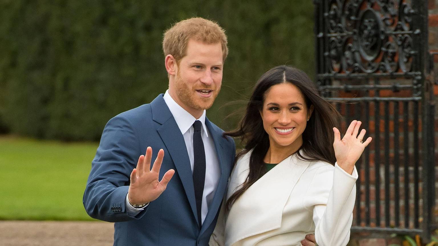 Prinz Harry und seine Frau Meghan winken der Presse.