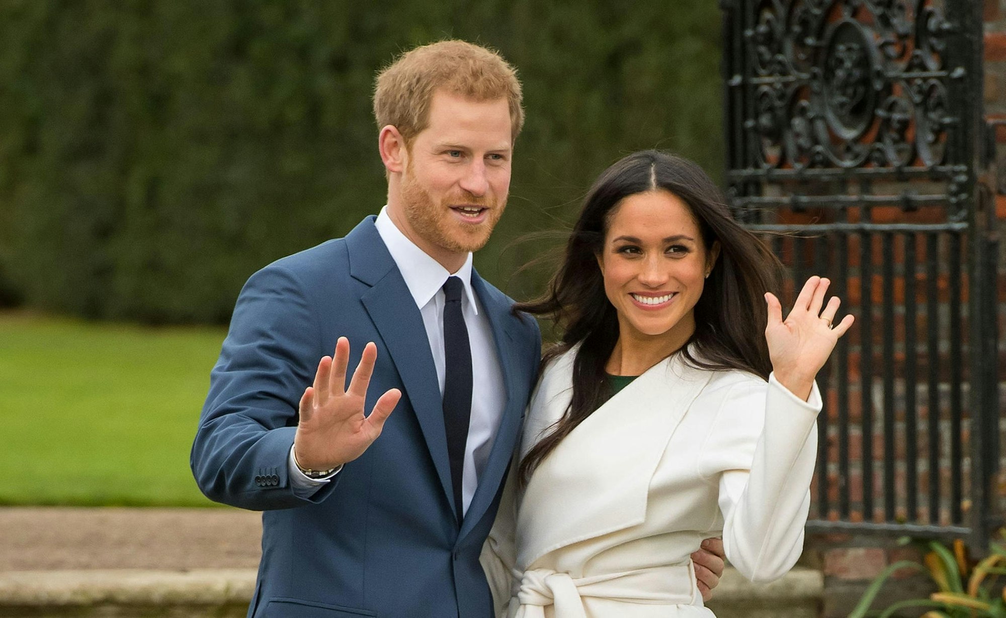 Prinz Harry und seine Frau Meghan winken der Presse.