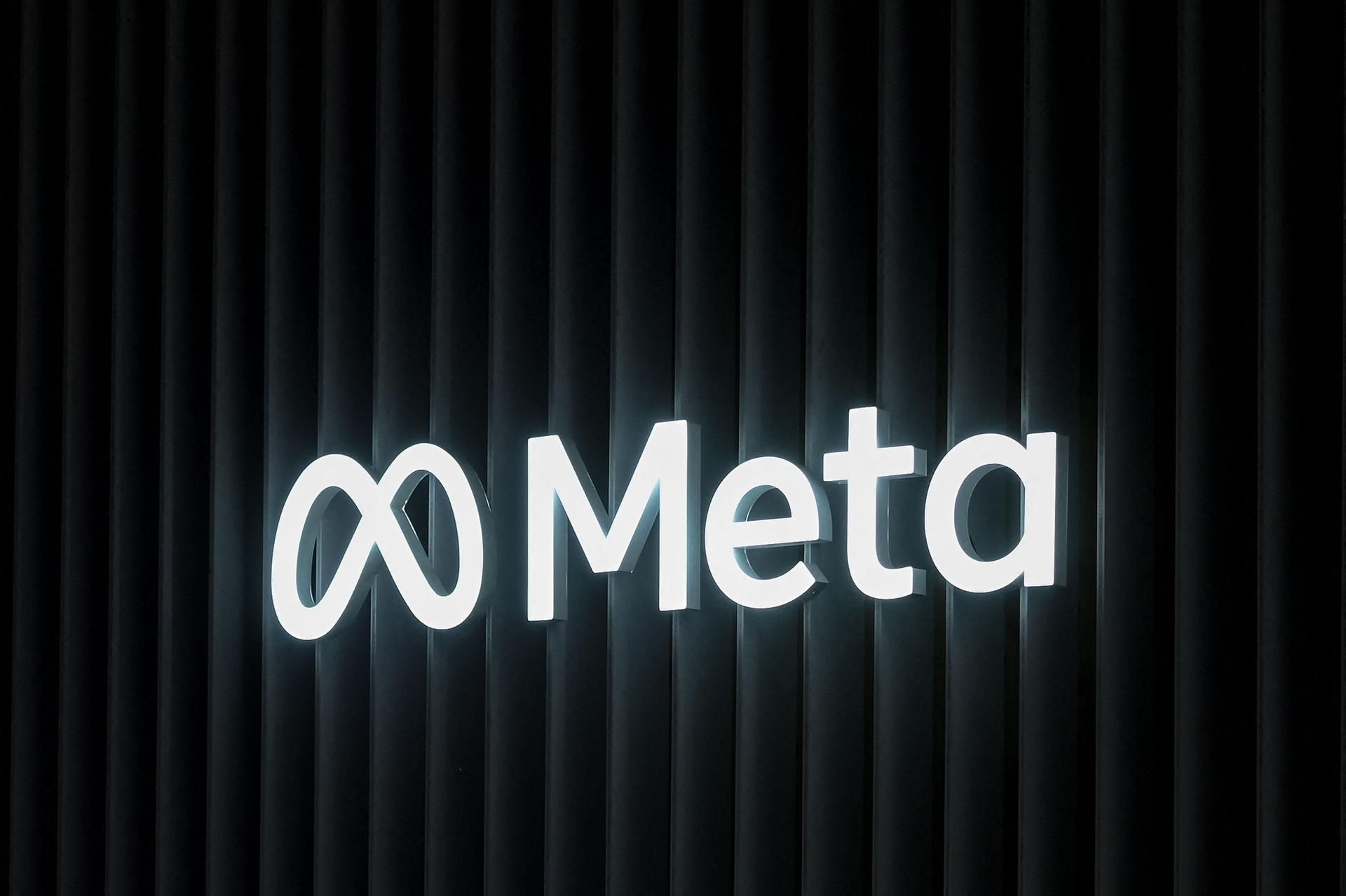Das Logo von Meta ziert eine schwarze Wand.