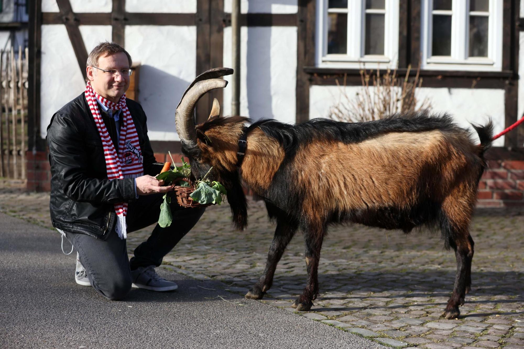nab210224_FC_Hennes_02