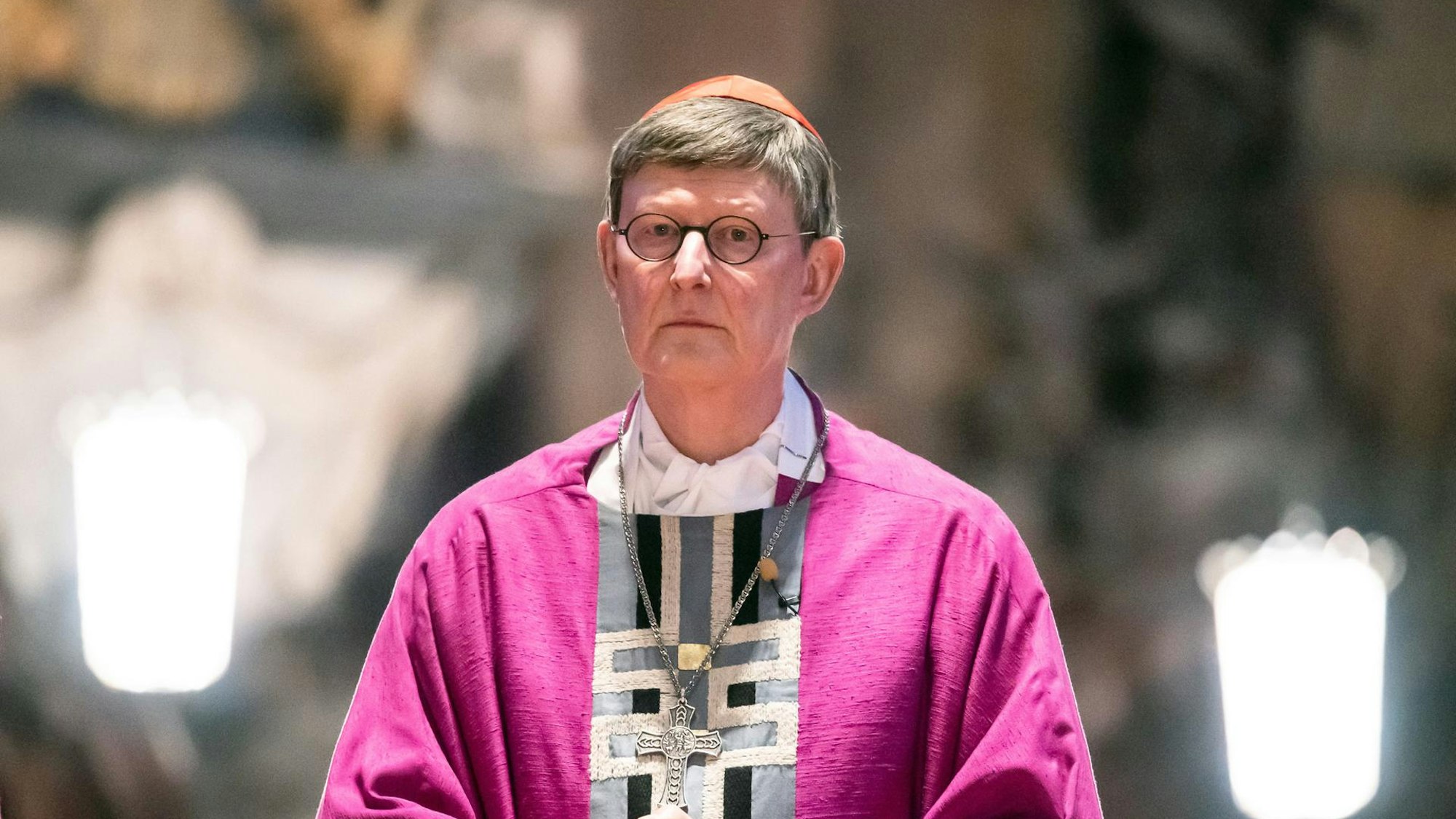 Rainer Maria Woelki, Kardinal der römisch-katholischen Kirche, Erzbischof von Köln, hält einen Gottesdienst im Dom ab.