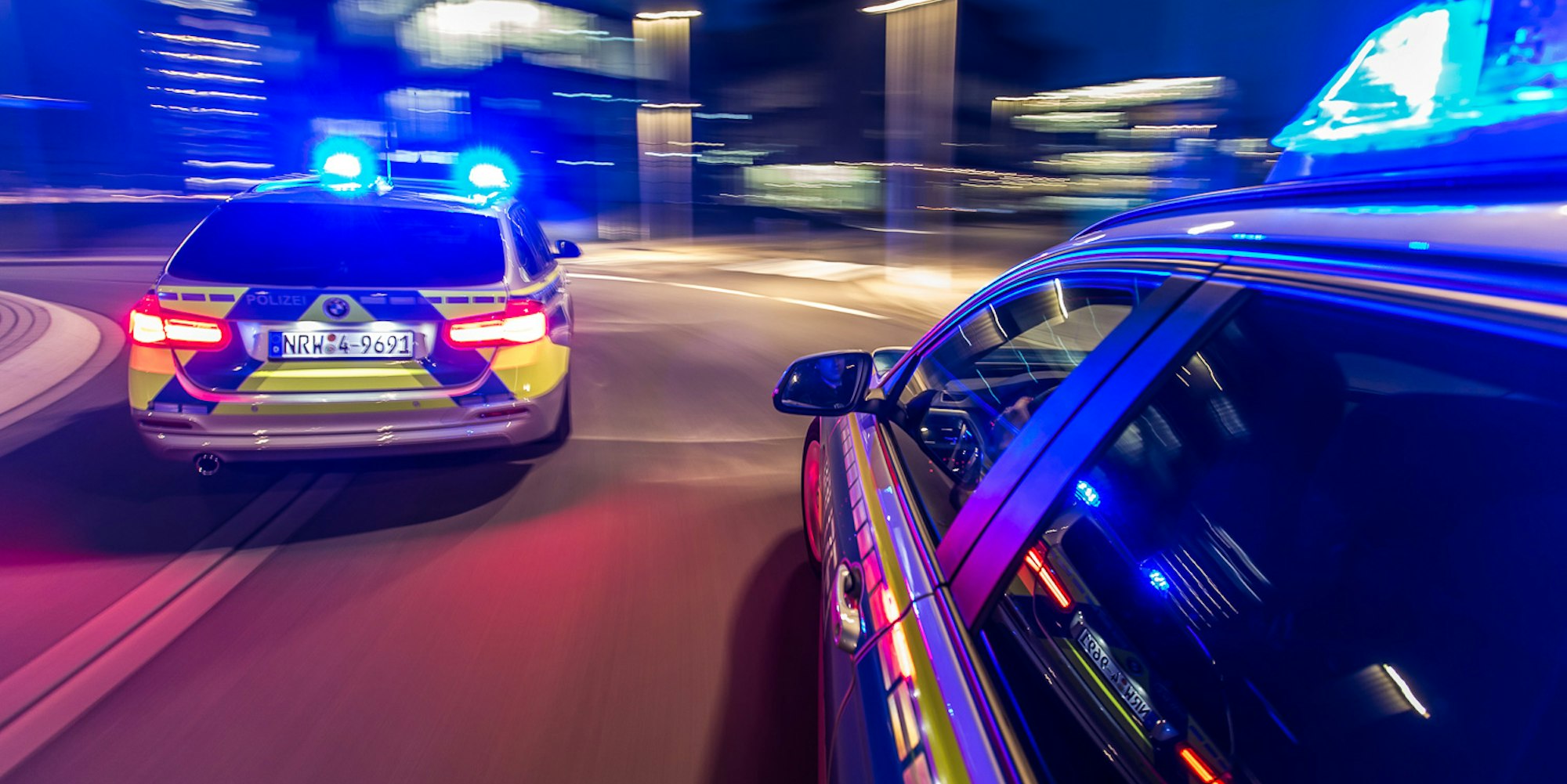 Funkstreifenwagen-Einsatzfahrt-Nacht-Fahrtrichtung-Blaulicht-01