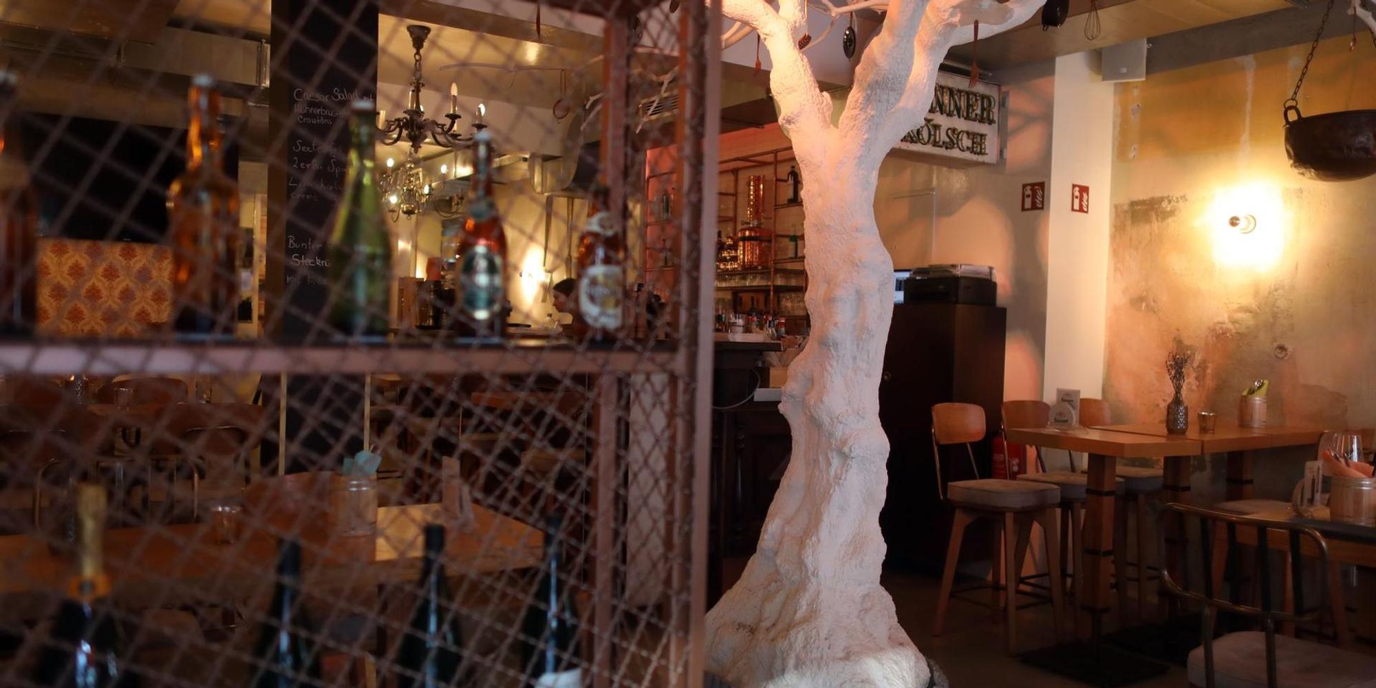 sünner stube innen mit baum