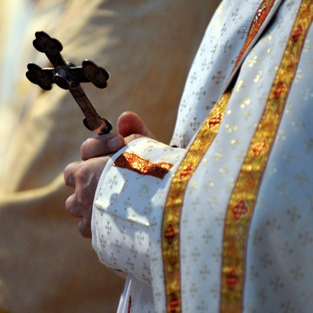 Kirche Kreuz Symbol dpa