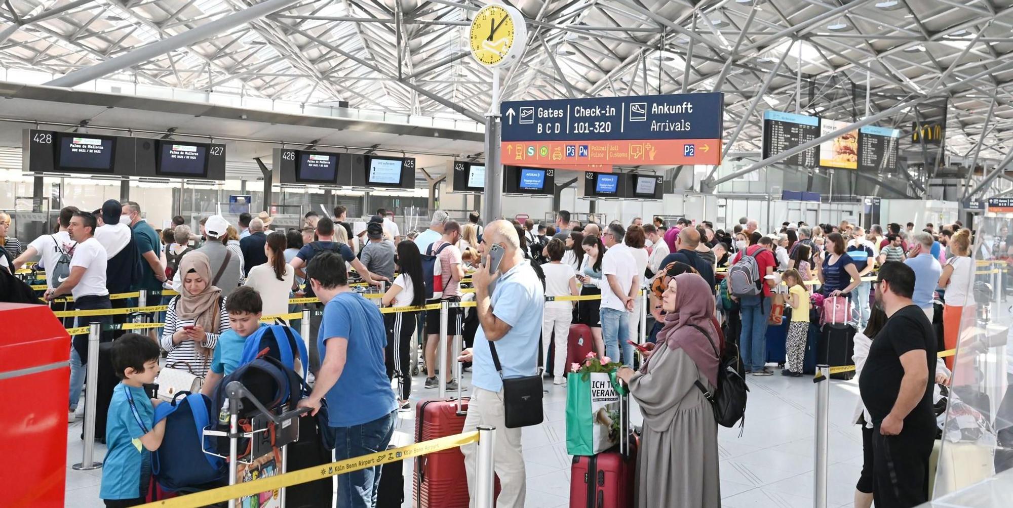 Reisende Flughafen Köln 300622