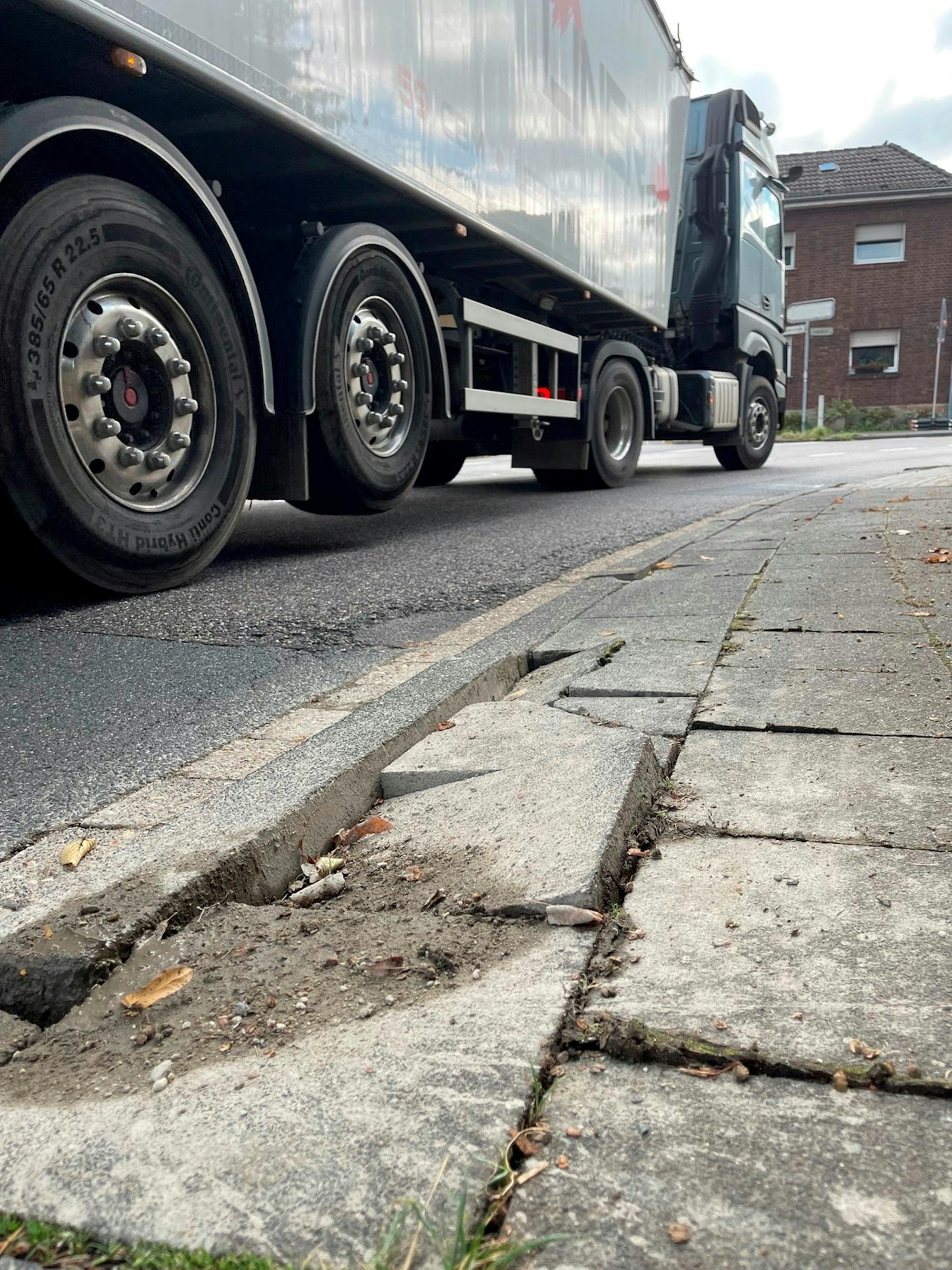 aaa_Buergersteigschaeden_Dirmerzheim