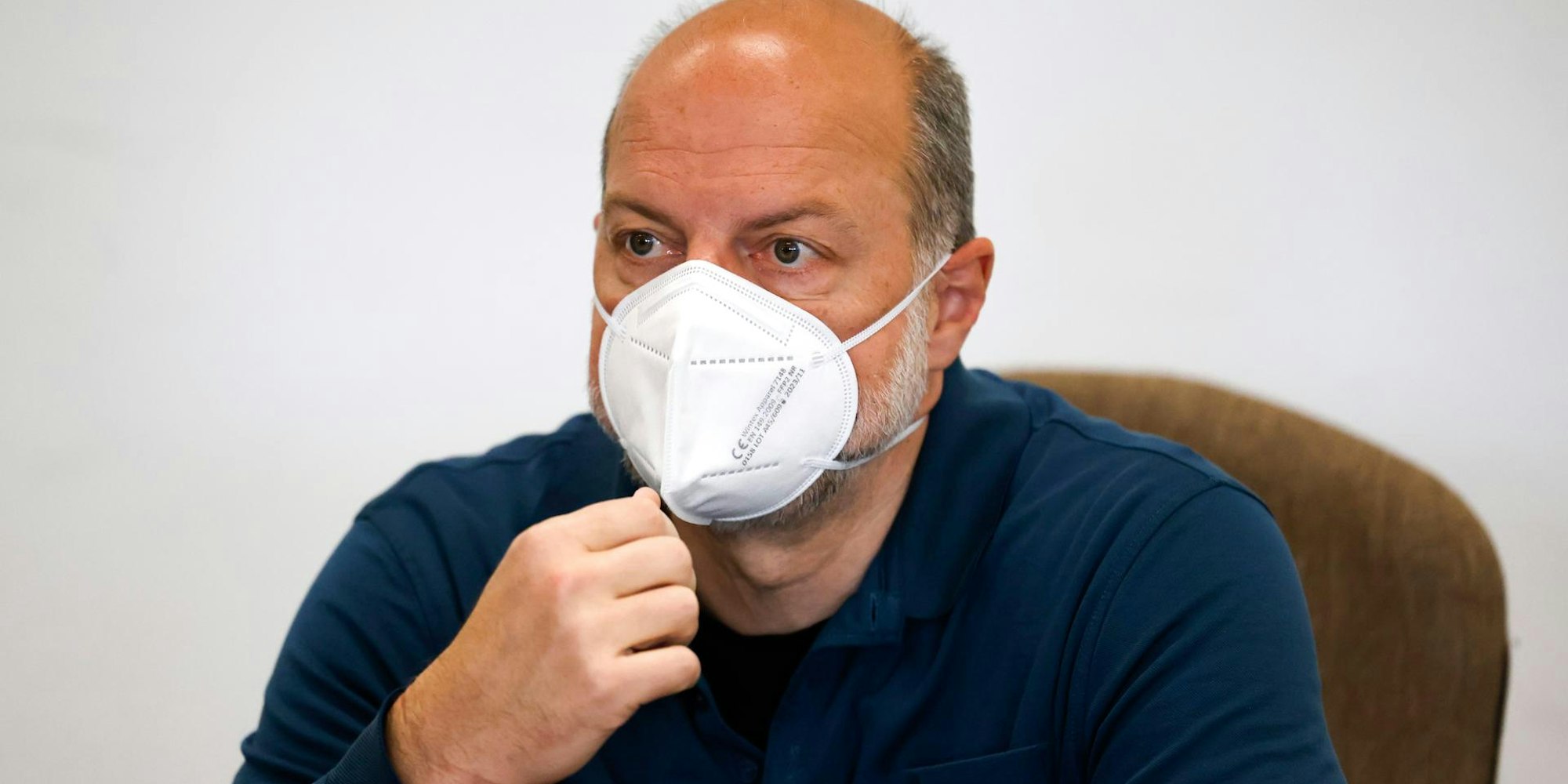 Drach mit Mundschutz in Köln