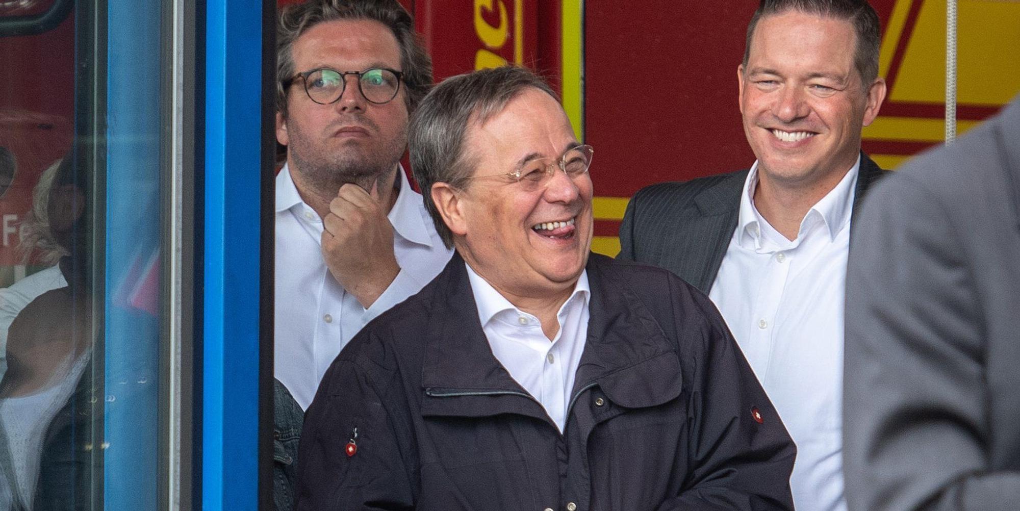Laschet lacht