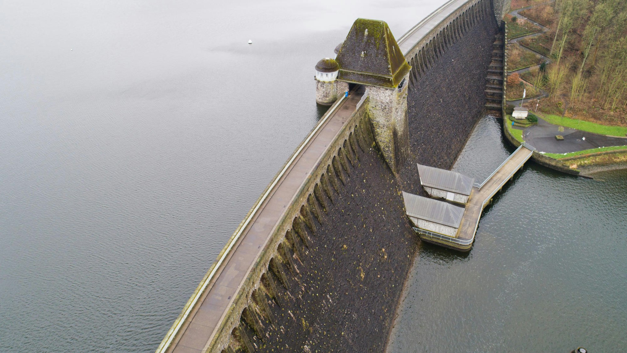 Die Möhnetalsperre mit extremem Wassertiefstand