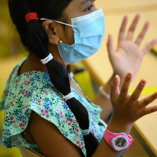 Kind mit Maske