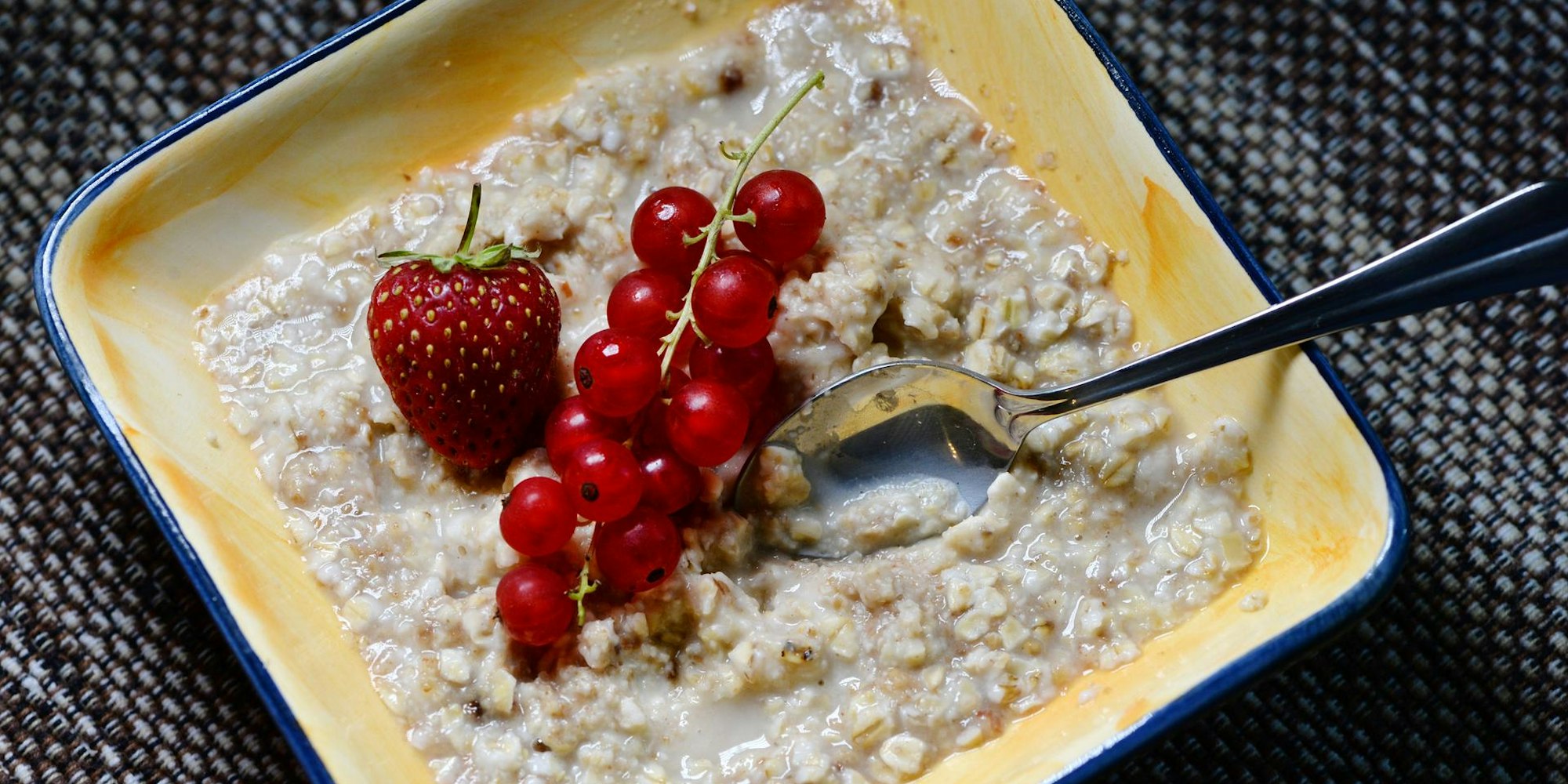 Haferschleim_mit_Obst_in_einer_Schüssel