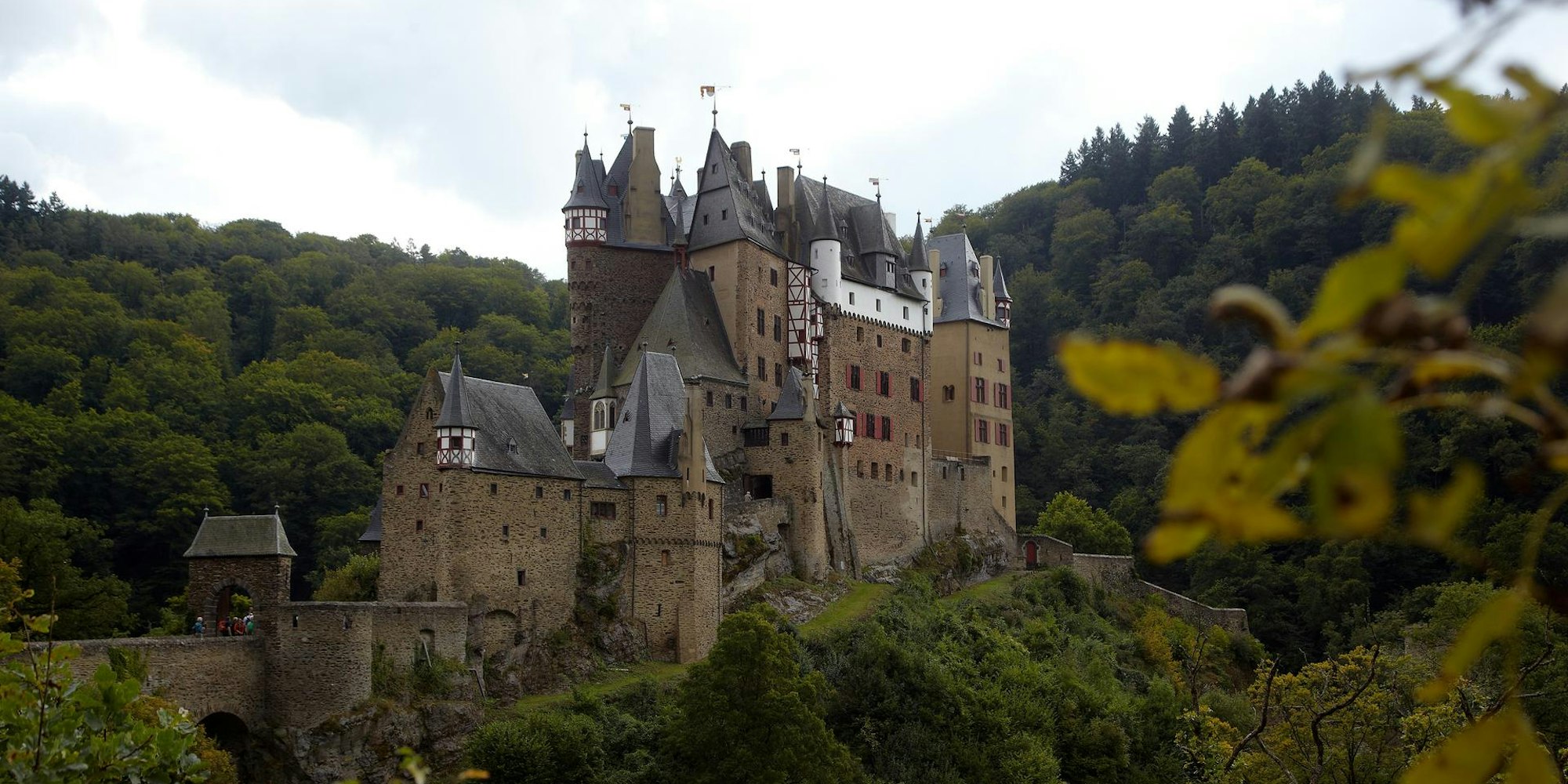 Burg Eltz nah dpa