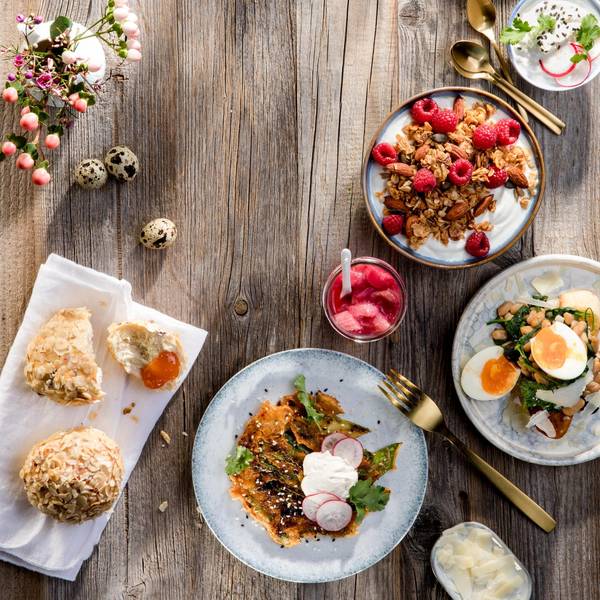 Beim Osterbrunch mit Rezepten unserer Gastrokritikerin Julia Floß kommt Süßes und Herzhaftes auf den Tisch.