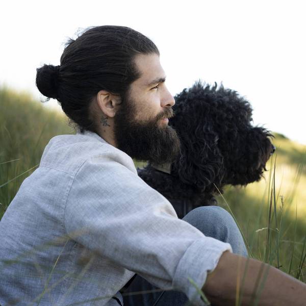 Bärtiger Mann mit Hund