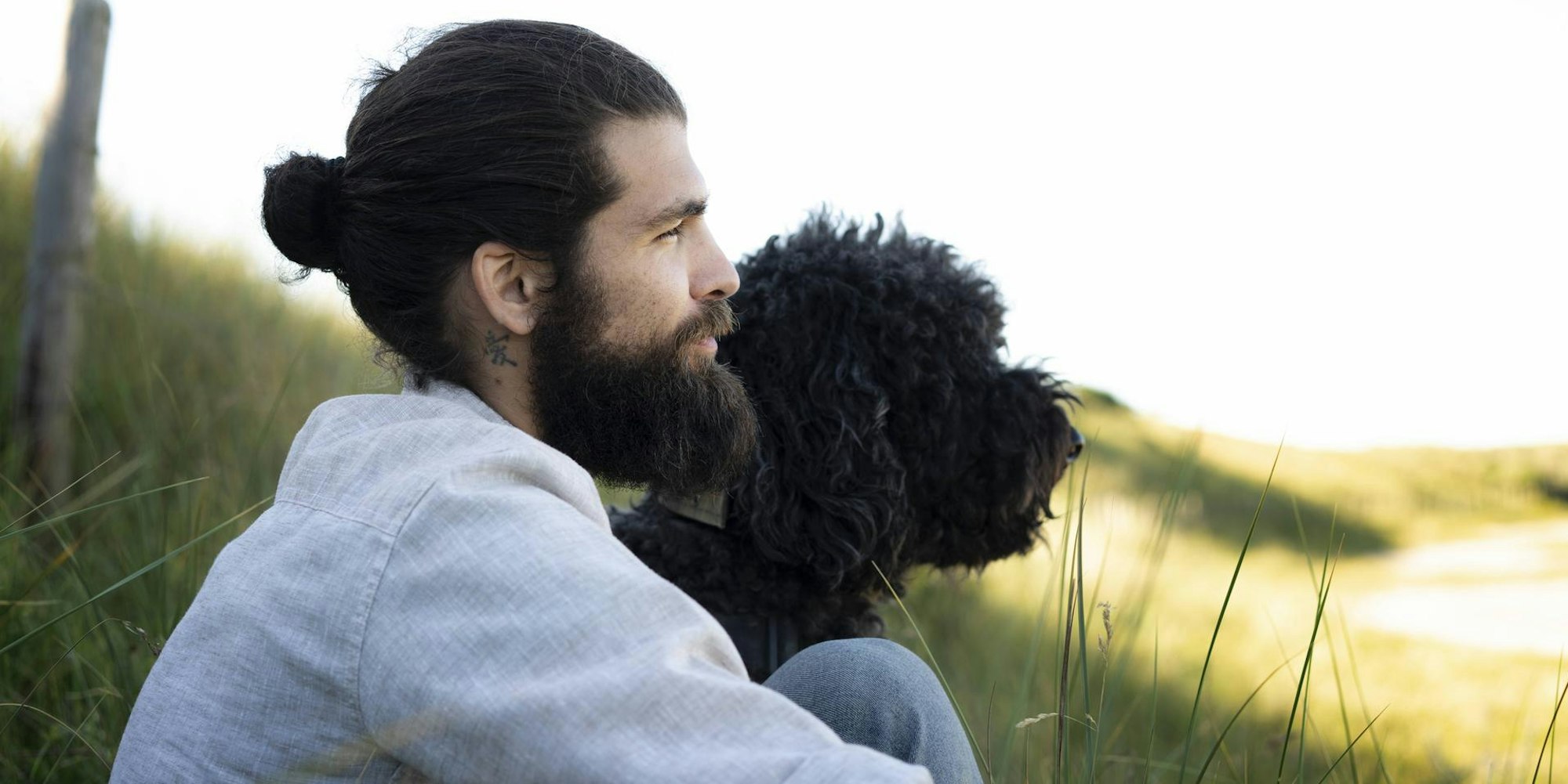 Bärtiger Mann mit Hund