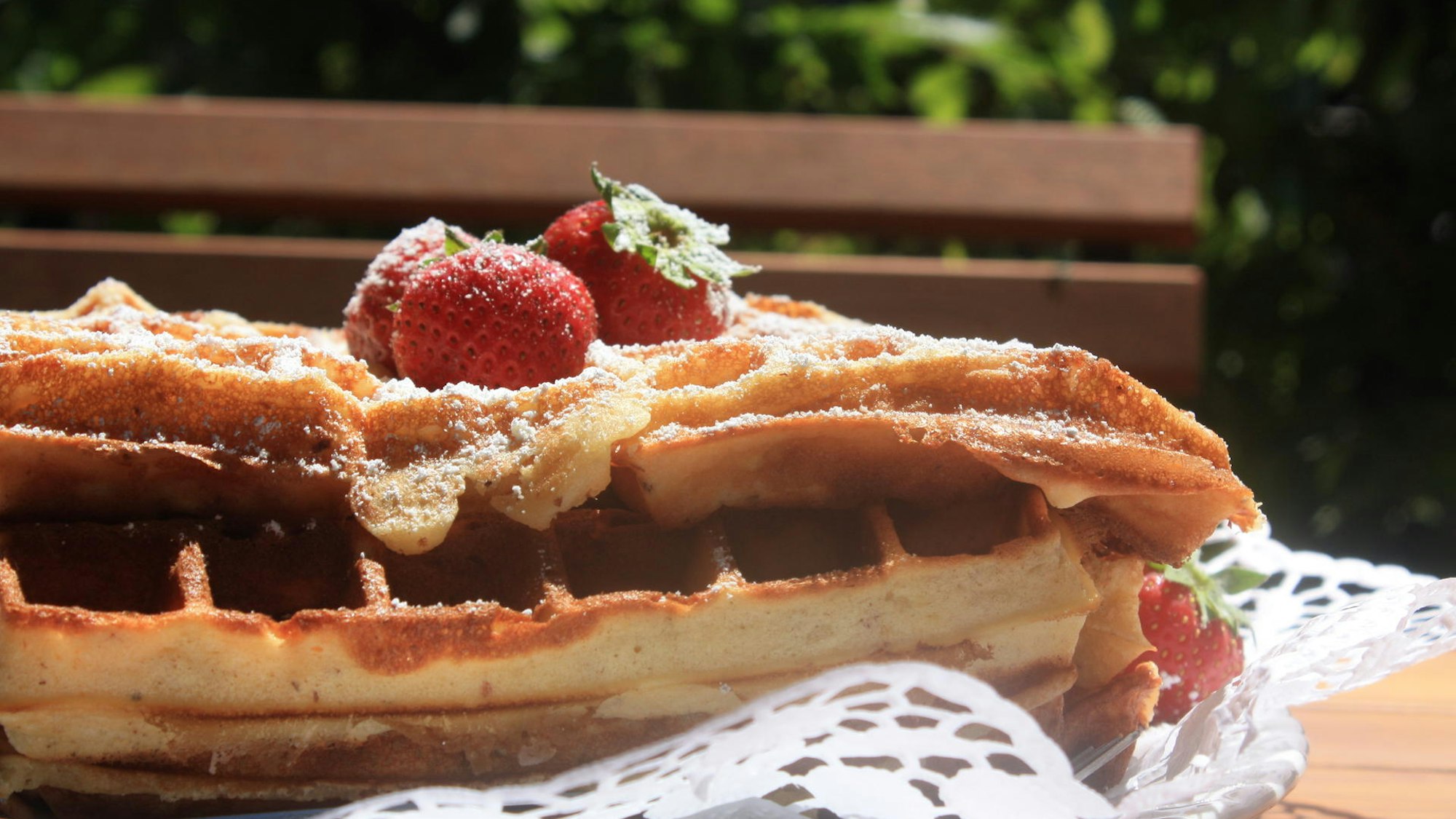 Dicke Waffel mit Erdbeere liegt auf einem Teller