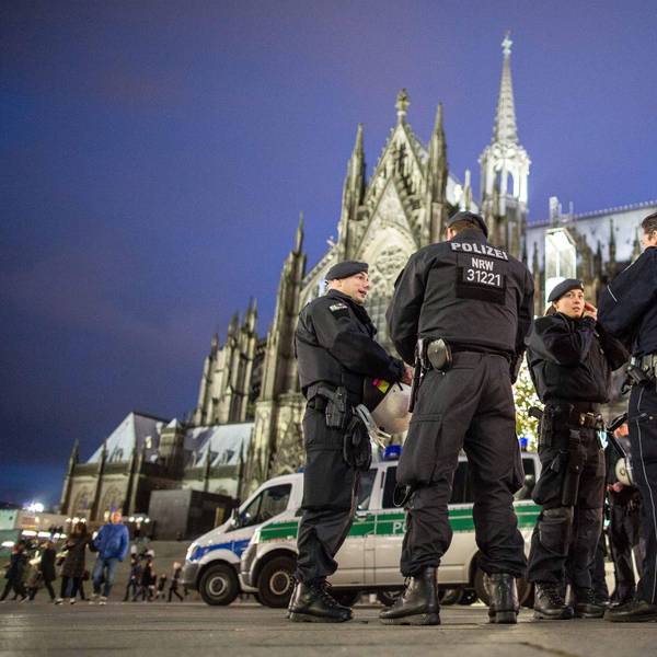POlizisten vor Kölner Dom