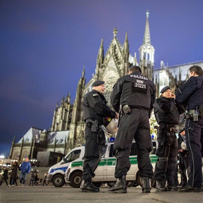 POlizisten vor Kölner Dom