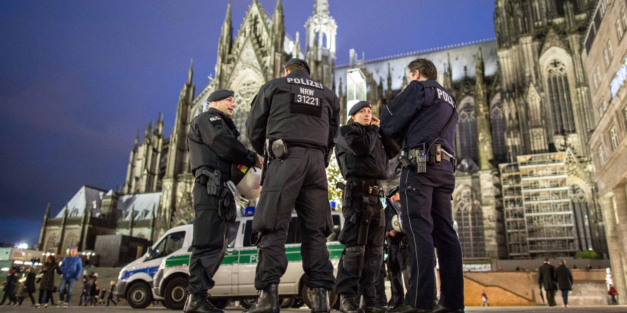 POlizisten vor Kölner Dom