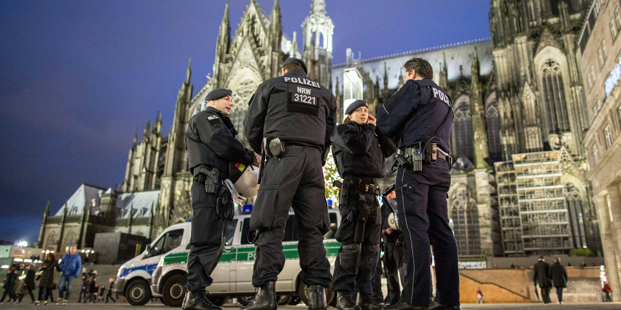 POlizisten vor Kölner Dom