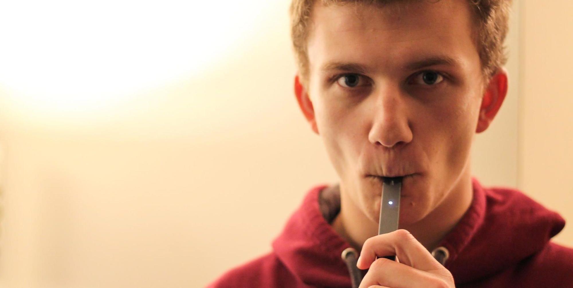 Der Student Nathan Behr raucht eine E-Zigarette der Marke Juul.