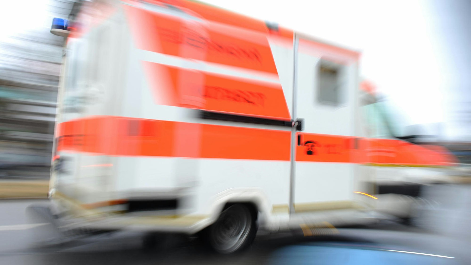 Ein Krankenwagen auf Einsatzfahrt (Symbolfoto).