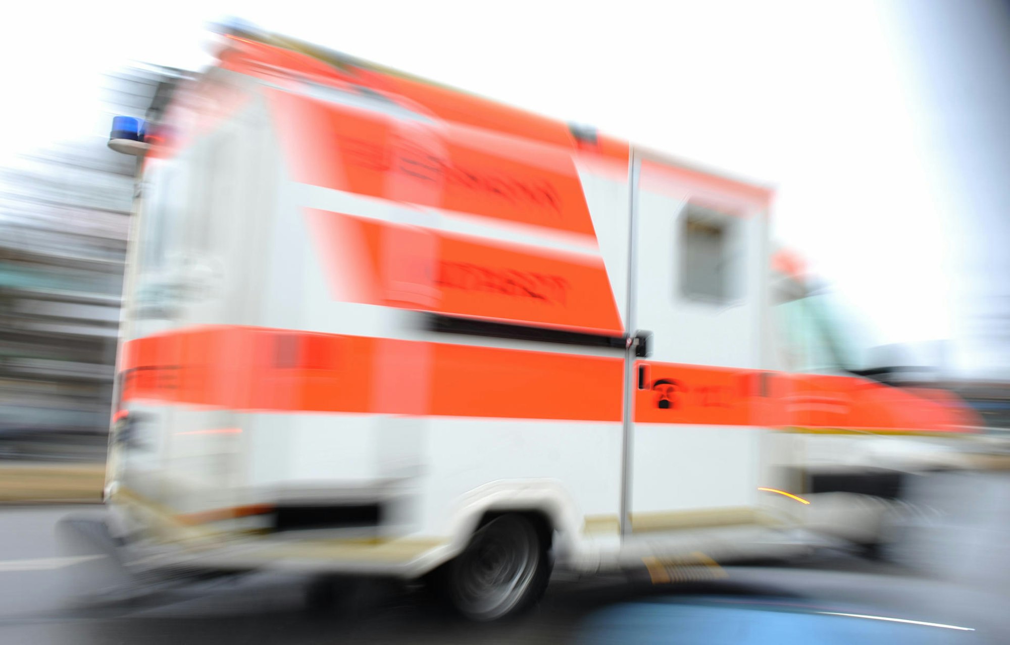 Ein Krankenwagen fährt durch die Straßen.