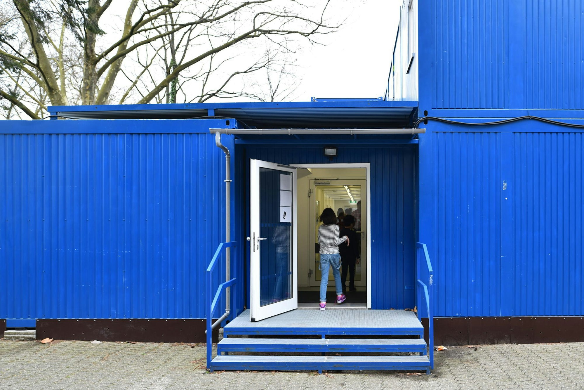 Hansa_Gymnasium_-_blauer_Container_2