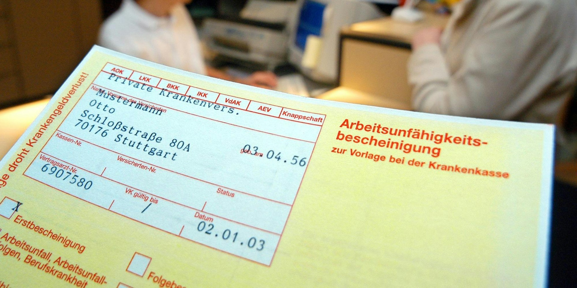 Arbeitsunfähigkeitbescheinigung_Arzt im hintergrund