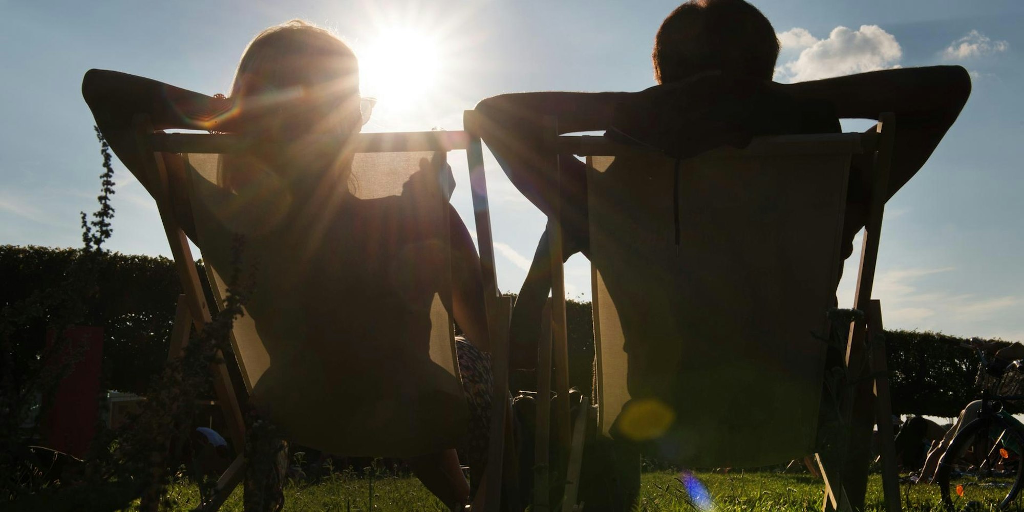 Mann und Frau sitzen in der Sonne und relaxen