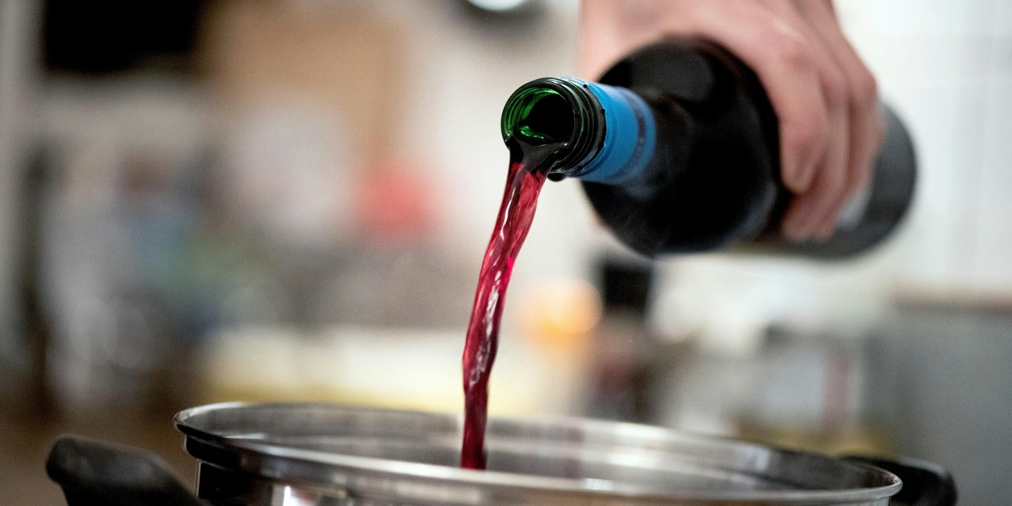 Rotwein im Essen dpa