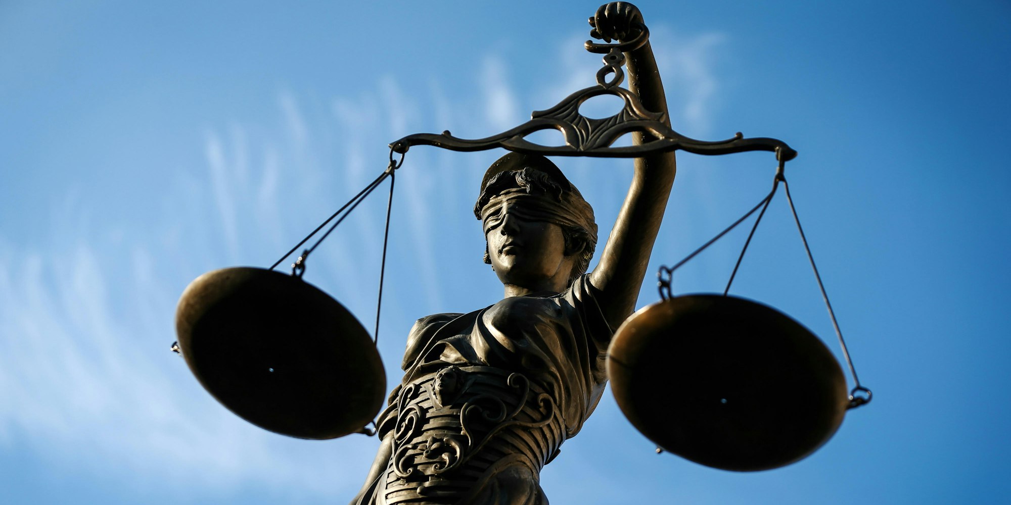 Justitia vor blauem Himmel