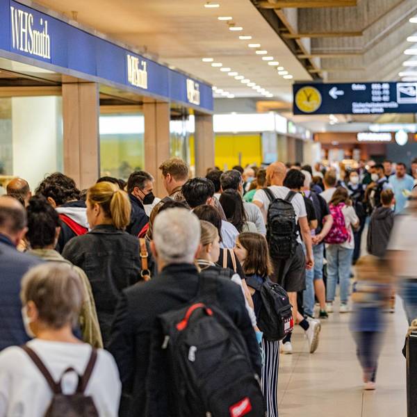 Lange Schlangen am Flughafen in Köln