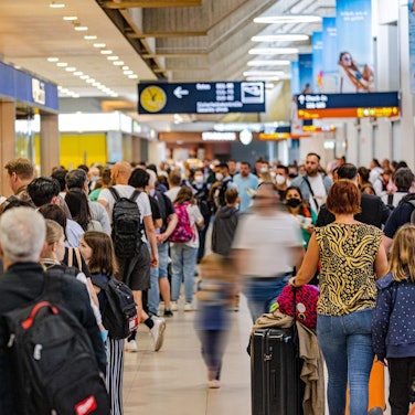 Lange Schlangen am Flughafen in Köln